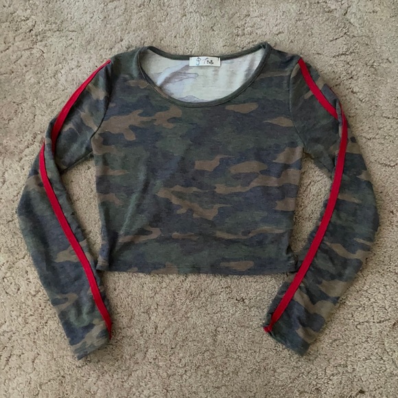 NWOT Camo crop top with red stripe sleeves - Picture 1 of 4